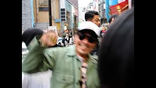 石野卓球　報道陣にガッツポーズ？！「許してニャン」瀧被告とは「エロい話」とニヤリ