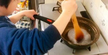 授乳してる間に鍋をまぜまぜしてわらびもちを完成させる5歳児になりましたキミ、やるね！！